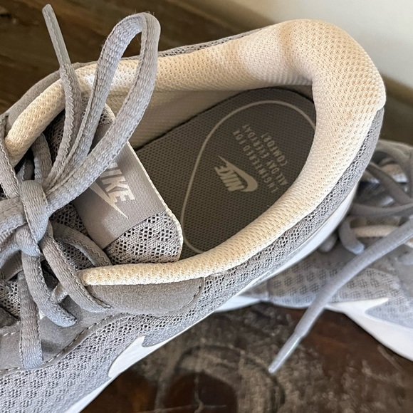 New without box Nike gray grey white size 7 lightweight sneakers - Picture 5 of 13